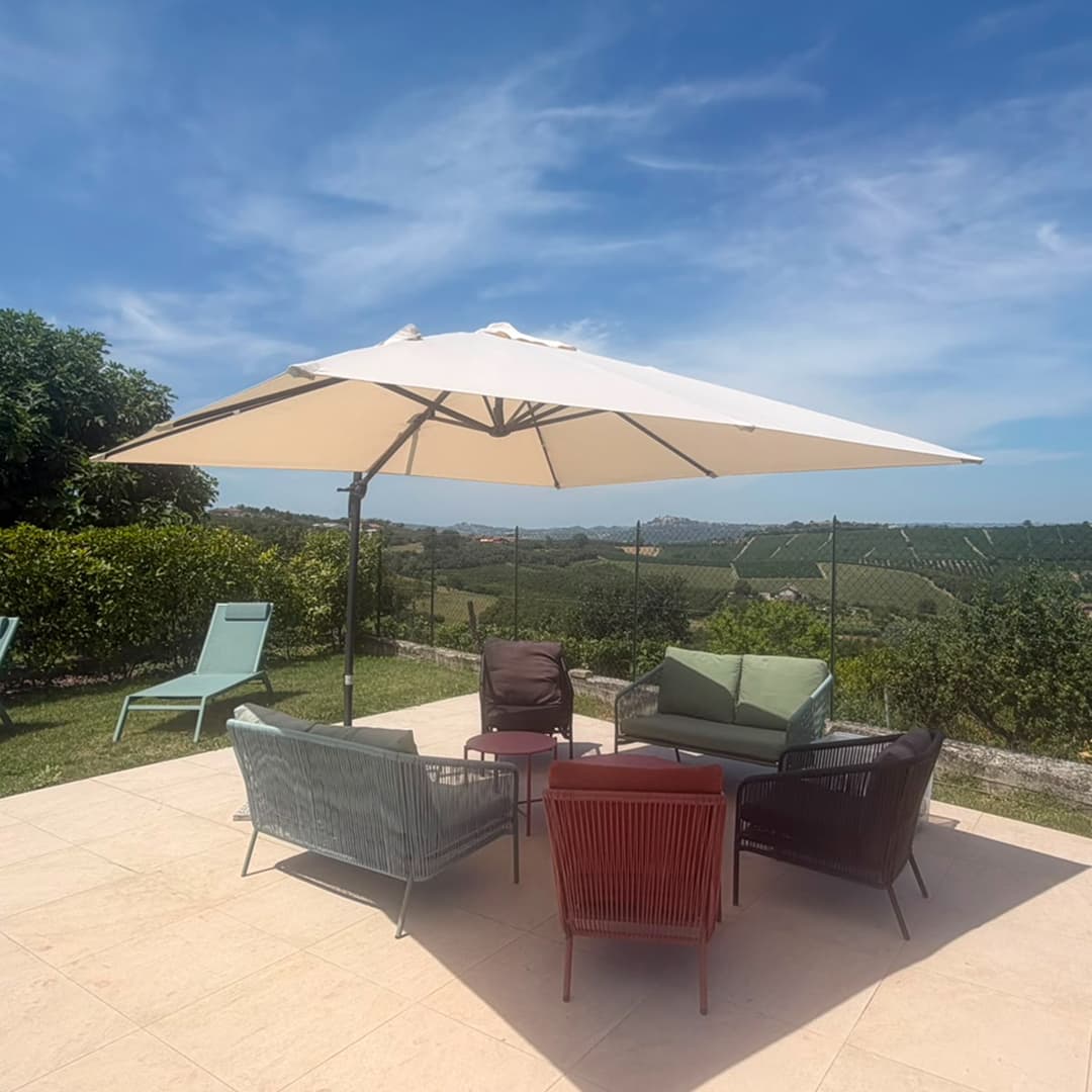 Terras met uitzicht aan het zwembad