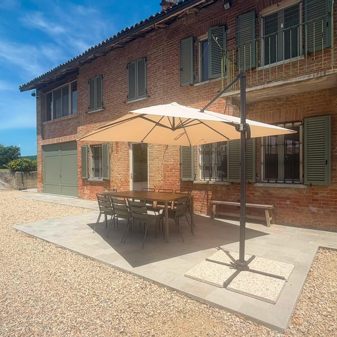 Terras aan de woning en uitzicht op het zwembad